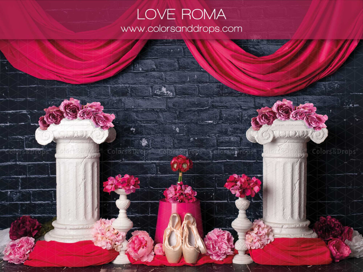 Fond photo Love Roma – colonnes blanches avec roses et drapé fuchsia | Colors&Drops