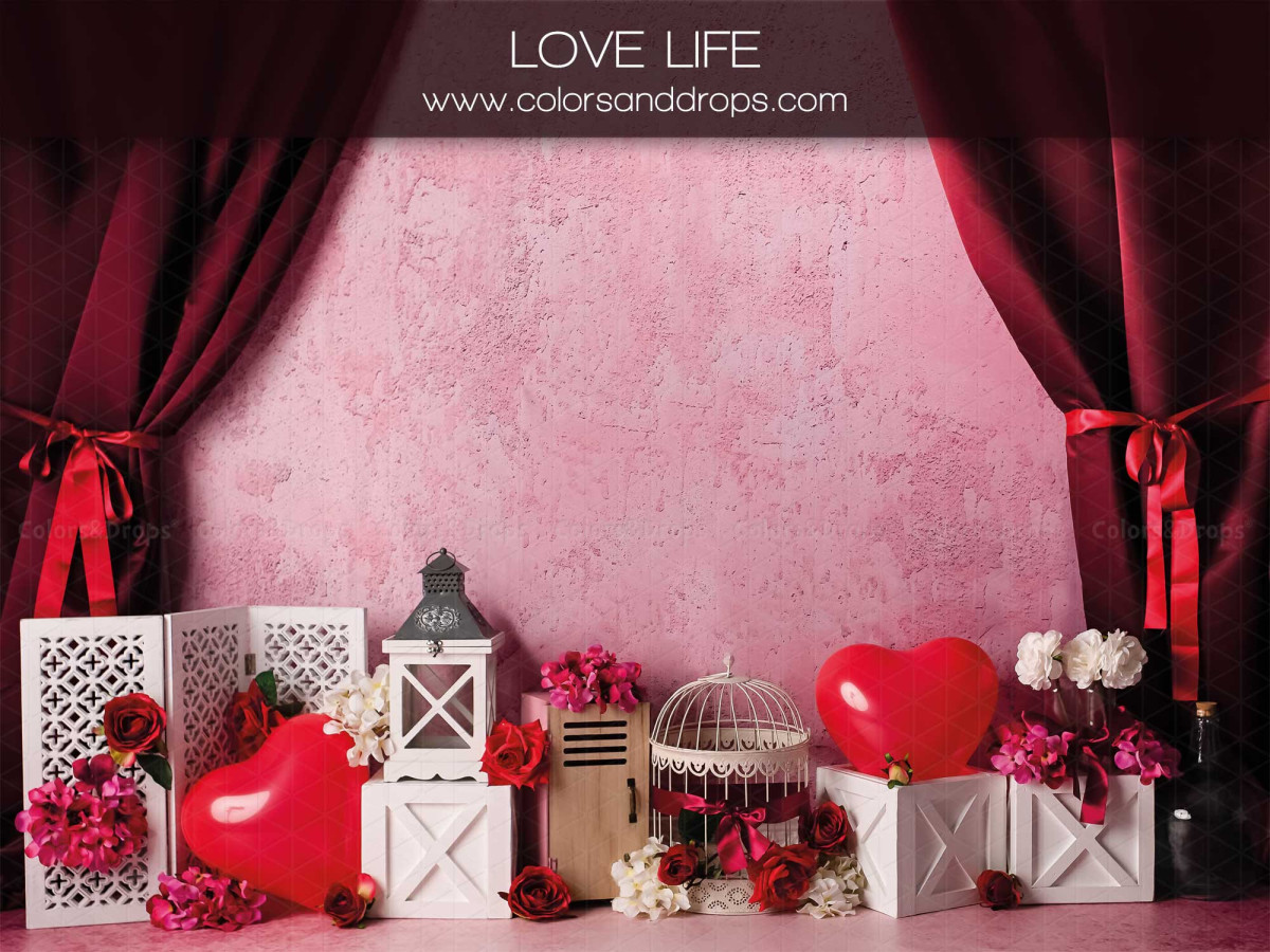 Fondo fotográfico Love Life – pared rosa con cortinas burdeos, corazones y faroles | Colors&Drops