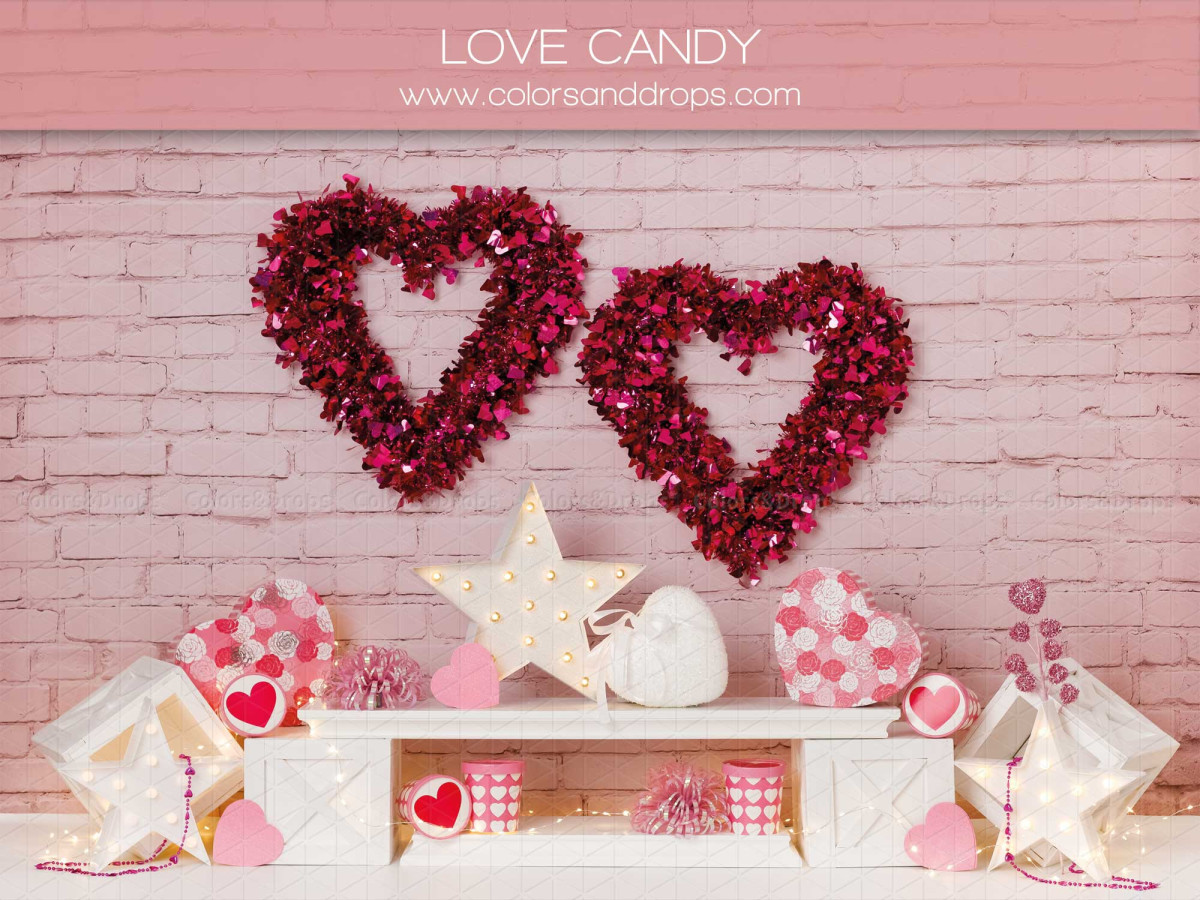 Fondo fotográfico Love Candy – pared de ladrillo rosa con coronas de corazón y estrellas | Colors&Drops