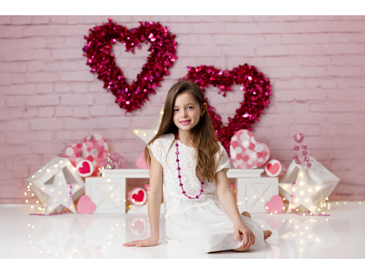 Fondo fotográfico Love Candy – pared de ladrillo rosa con coronas de corazón y estrellas | Colors&Drops
