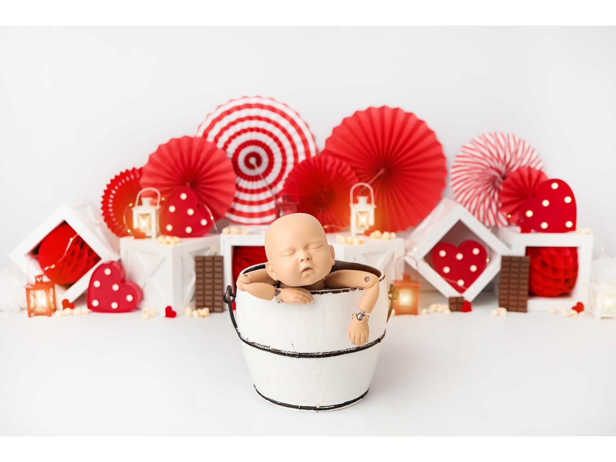 Fond photo Pop Love – rosaces rouges et cœurs sur fond blanc | Colors&Drops