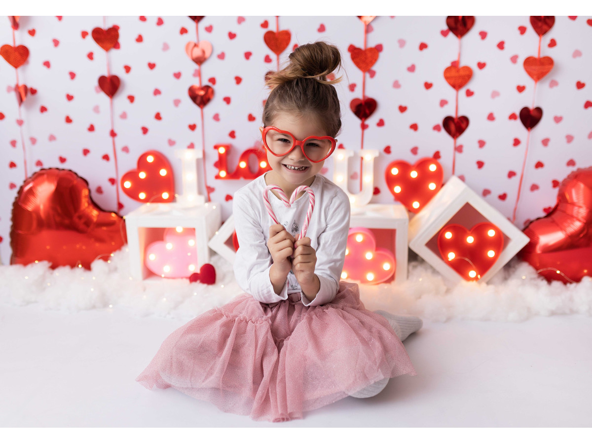 Fond photo Saint-Valentin Pop Heart – arche de ballons rouges et blancs avec cœurs | Colors&Drops