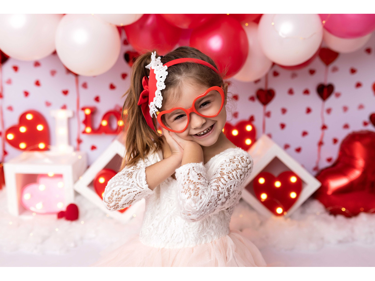Fondo fotográfico de San Valentín Pop Heart – arco de globos rojos y blancos con corazones | Colors&Drops