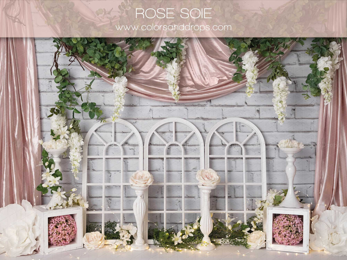 Fond photo bébé et smash cake Rose Soie – fenêtres blanches avec drapé rose et glycine | Colors&Drops