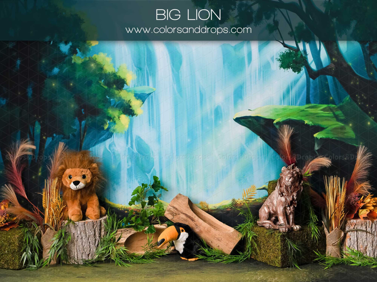 Fond photo bébé et smash cake Big Lion – jungle avec cascade, lion en peluche et rondins | Colors&Drops
