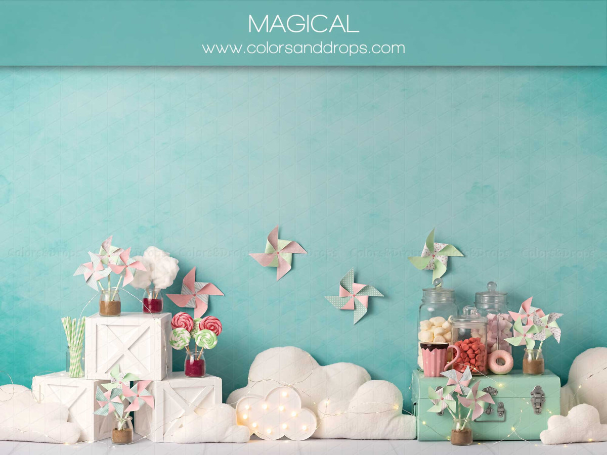 Fondo fotográfico de bebé y smash cake Moulin a Vent – pared turquesa con molinillos de viento y nubes | Colors&Drops