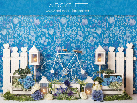 Fondo fotográfico de bebé y smash cake A Bicyclette – papel pintado floral azul con bicicleta y valla blanca | Colors&Drops
