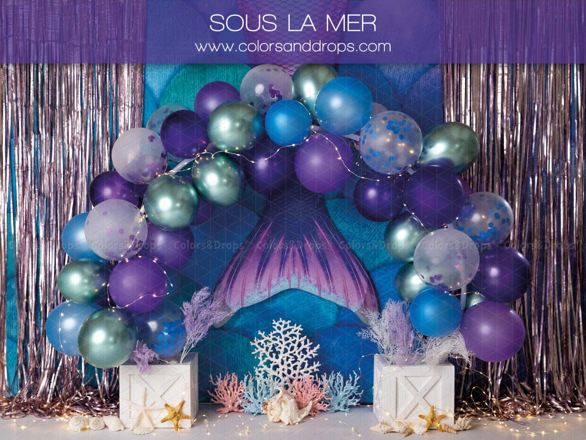 Fond photo bébé et smash cake Sous la Mer – arche de ballons violets et bleus sur rideau métallique | Colors&Drops