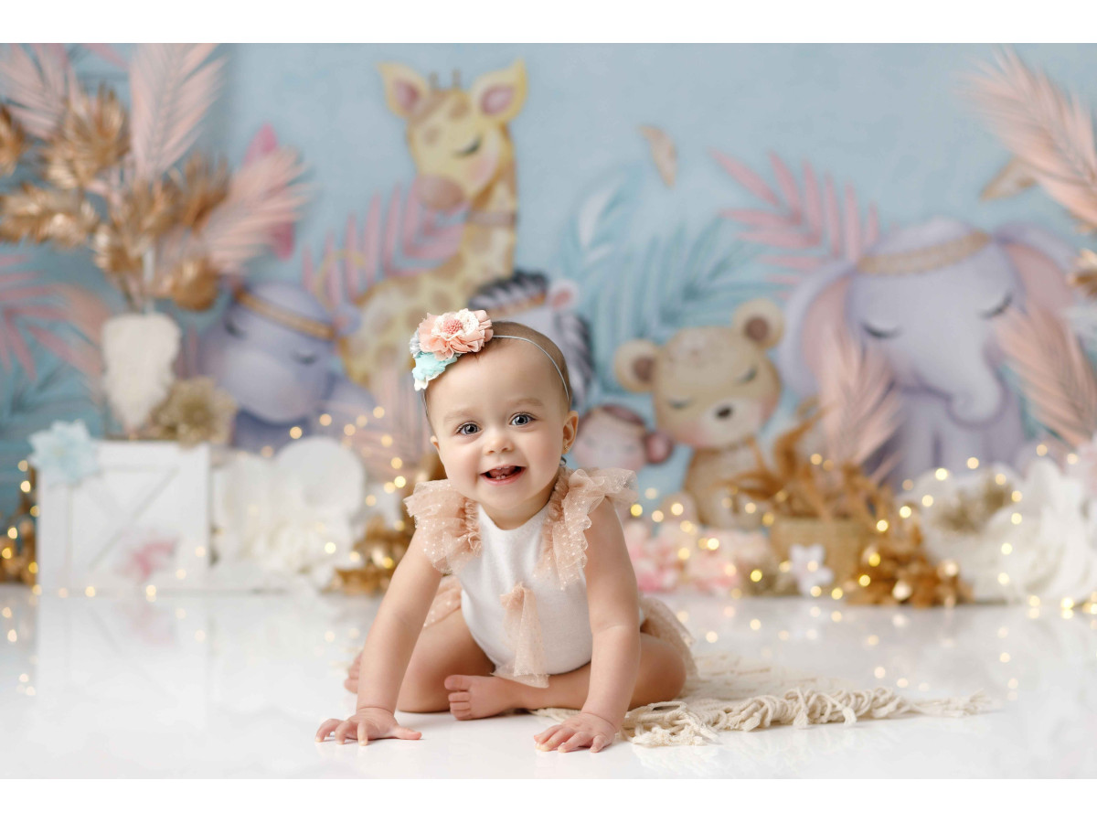Baby & cake smash photo backdrop Baby Jungle – pastel jungle with plush animals and gold leaves | Colors&Drops