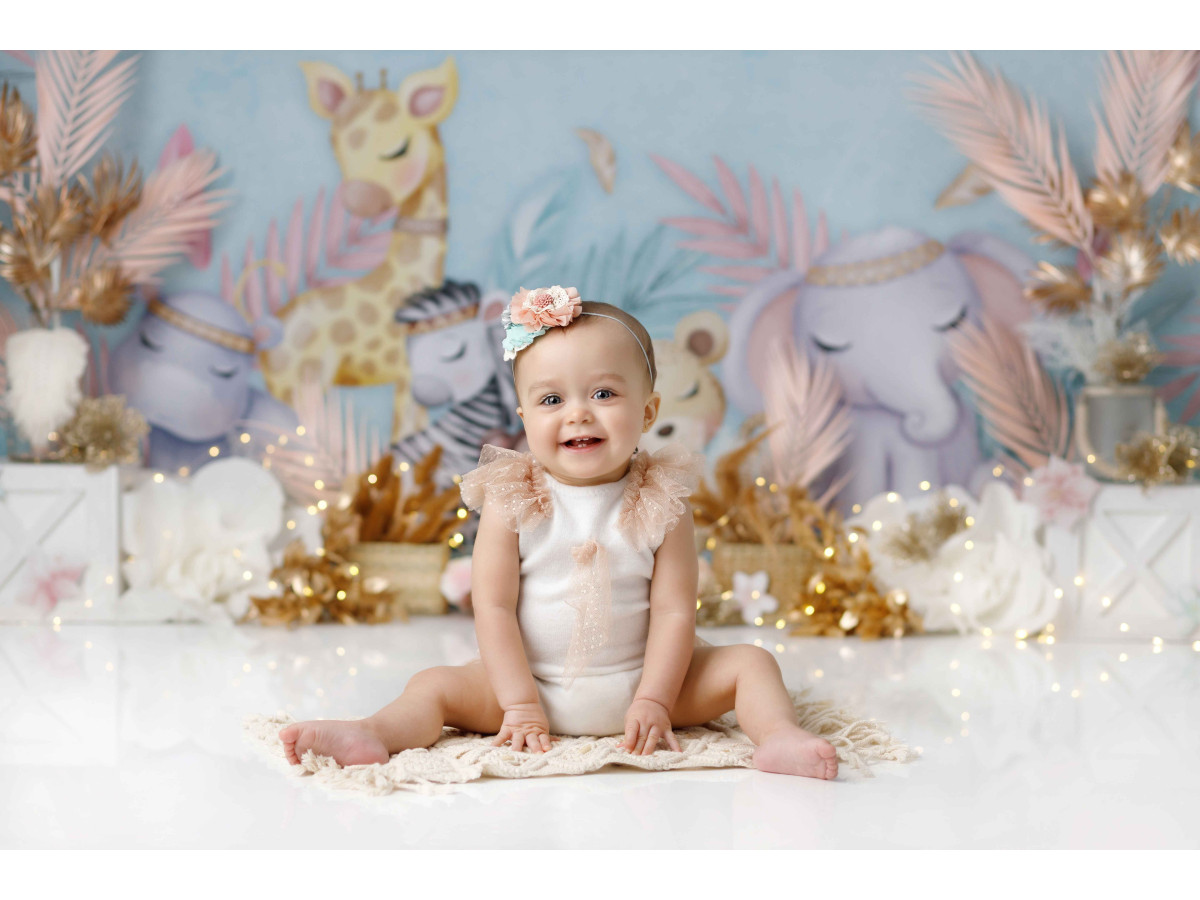 Baby & cake smash photo backdrop Baby Jungle – pastel jungle with plush animals and gold leaves | Colors&Drops