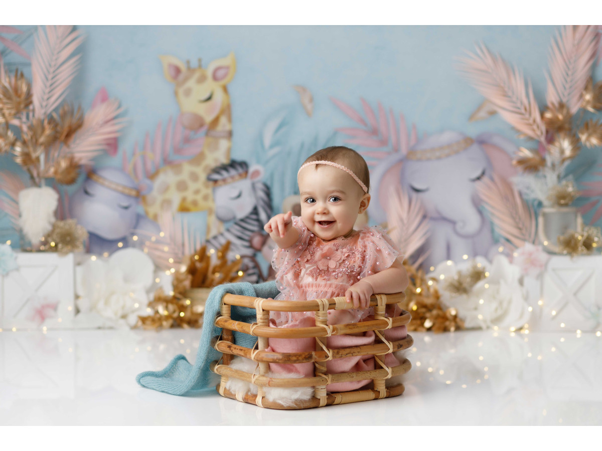 Baby & cake smash photo backdrop Baby Jungle – pastel jungle with plush animals and gold leaves | Colors&Drops