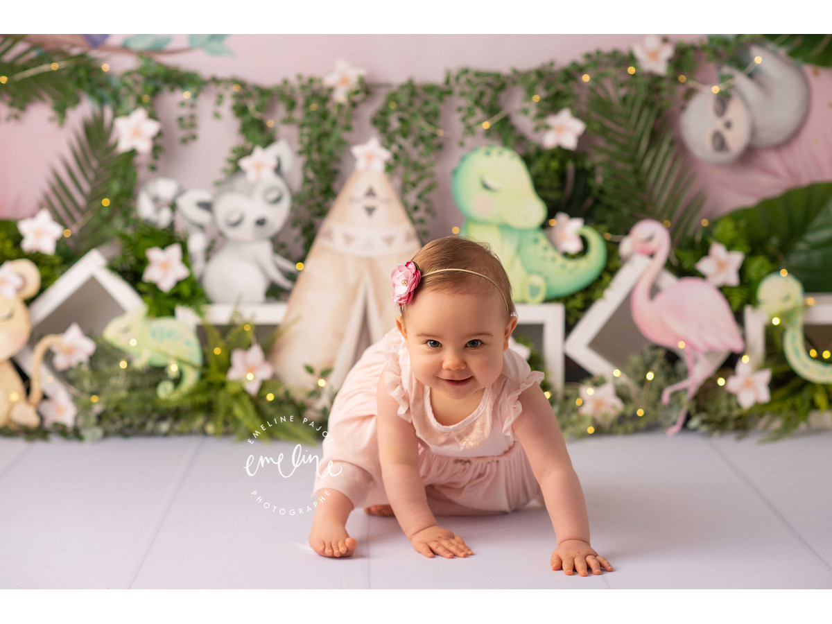 Baby & cake smash photo backdrop Tropical – pink jungle with teepee, plush toys and foliage | Colors&Drops