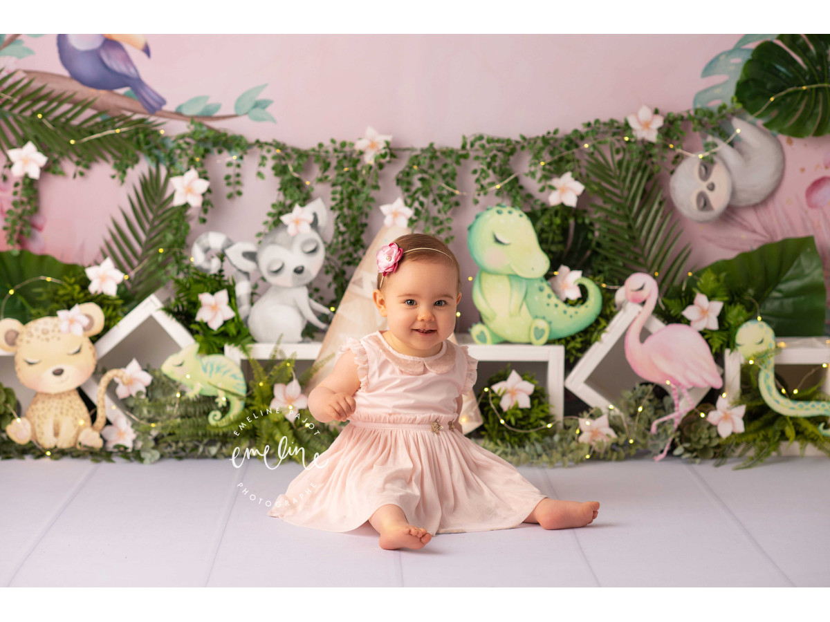 Baby & cake smash photo backdrop Tropical – pink jungle with teepee, plush toys and foliage | Colors&Drops