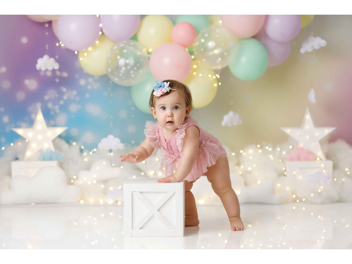 Fondo fotográfico de bebé y smash cake Lumipastel – globos pastel con estrellas y nubes luminosas | Colors&Drops
