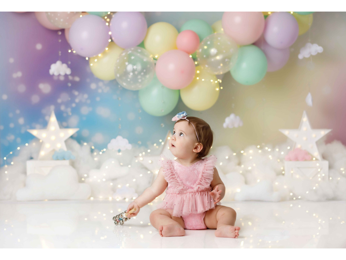 Fondo fotográfico de bebé y smash cake Lumipastel – globos pastel con estrellas y nubes luminosas | Colors&Drops