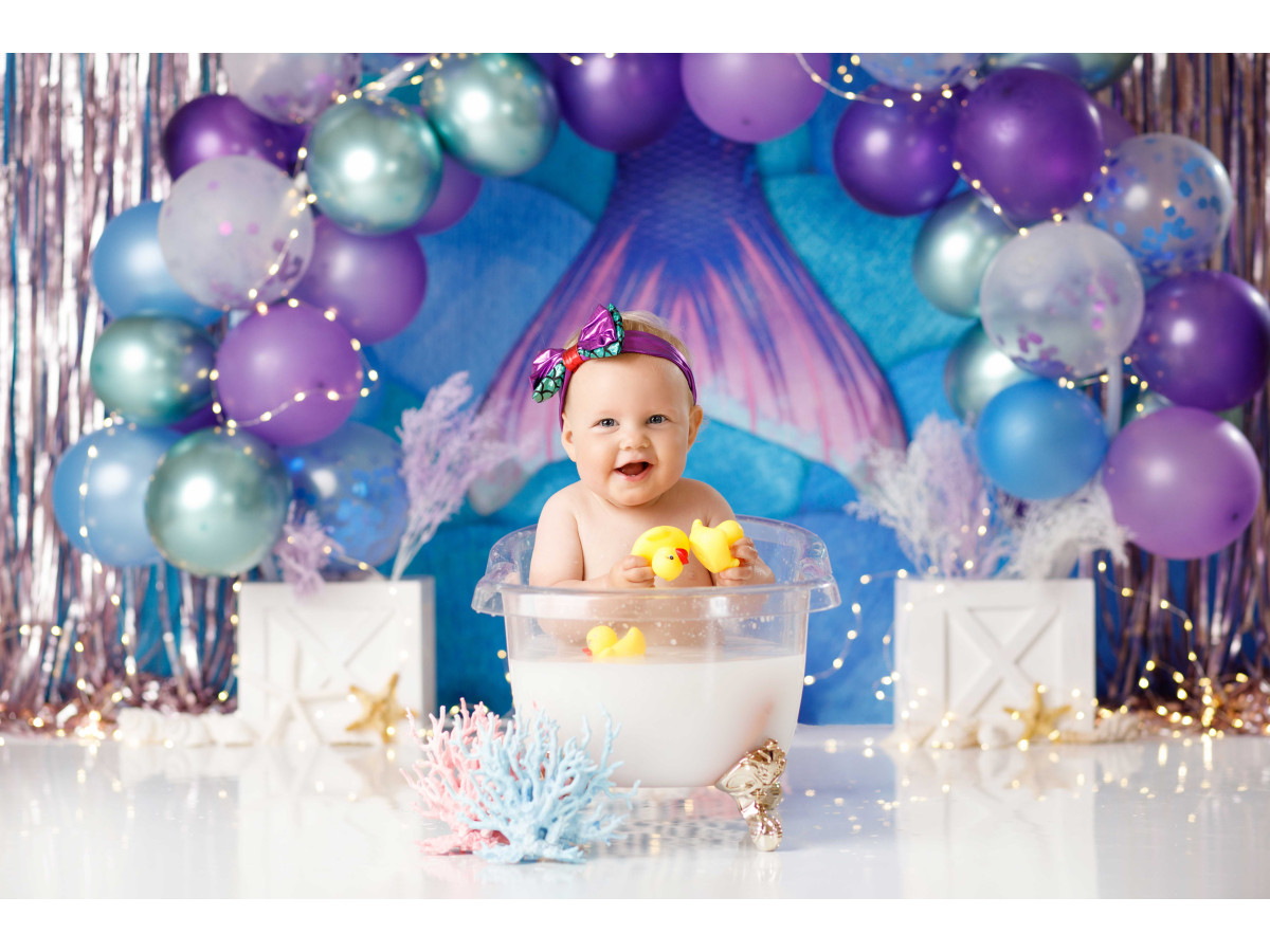 Fond photo bébé et smash cake Sous la Mer – arche de ballons violets et bleus sur rideau métallique | Colors&Drops
