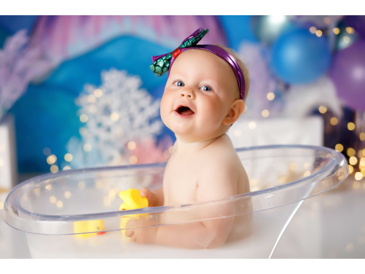 Fond photo bébé et smash cake Sous la Mer – arche de ballons violets et bleus sur rideau métallique | Colors&Drops