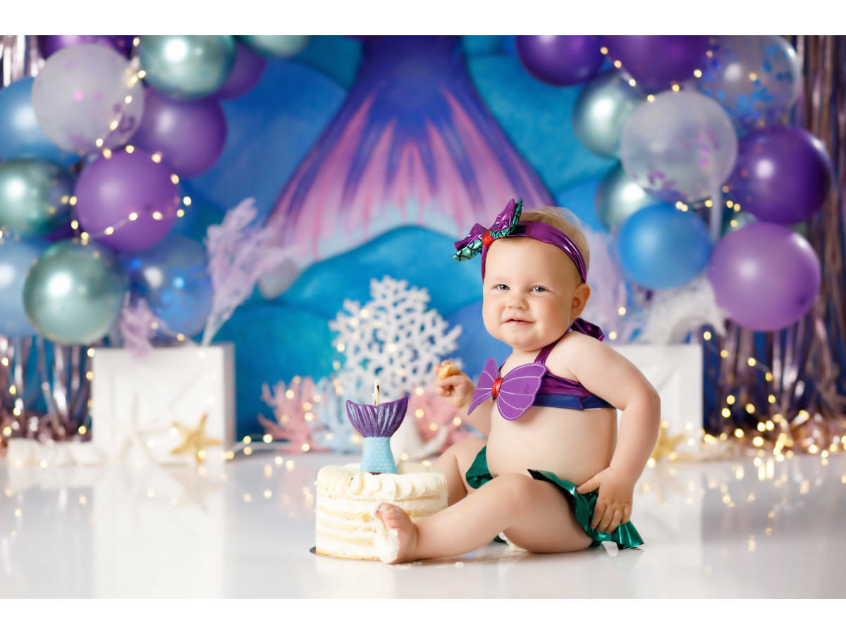 Fond photo bébé et smash cake Sous la Mer – arche de ballons violets et bleus sur rideau métallique | Colors&Drops