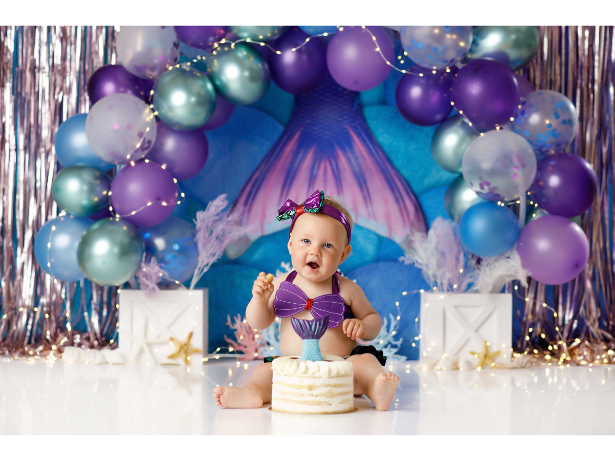 Fond photo bébé et smash cake Sous la Mer – arche de ballons violets et bleus sur rideau métallique | Colors&Drops