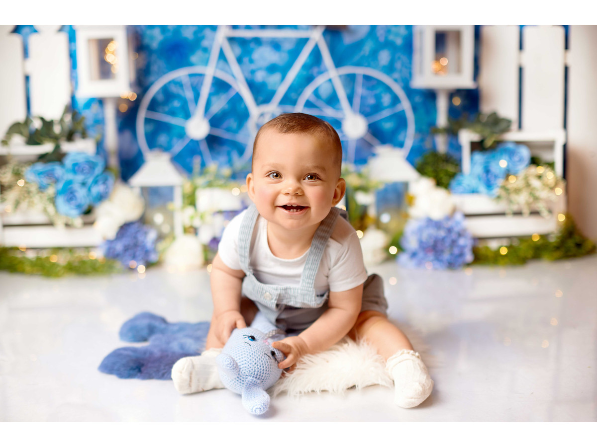 Fondo fotográfico de bebé y smash cake A Bicyclette – papel pintado floral azul con bicicleta y valla blanca | Colors&Drops