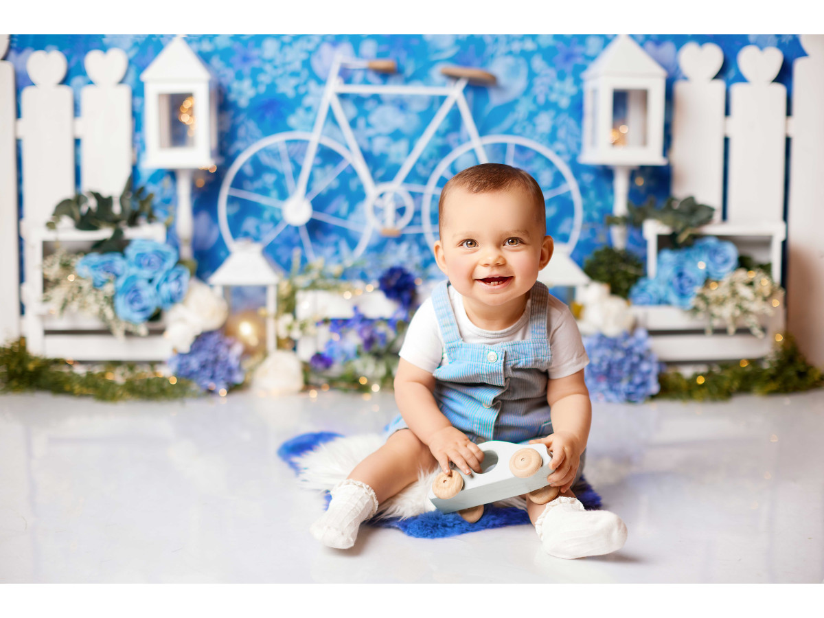 Fondo fotográfico de bebé y smash cake A Bicyclette – papel pintado floral azul con bicicleta y valla blanca | Colors&Drops