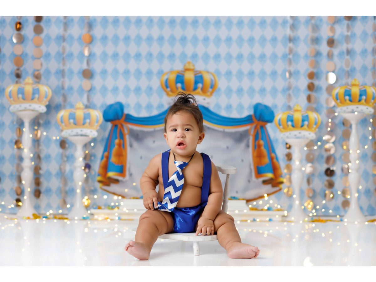 Fond photo bébé et smash cake Little Prince – trône royal bleu avec couronnes dorées et colonnes | Colors&Drops