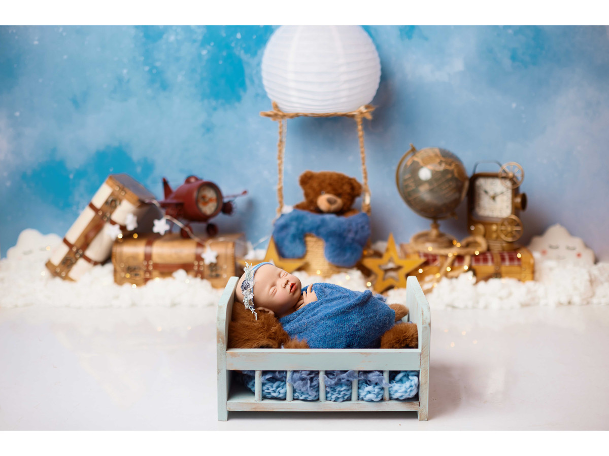 Fondo fotográfico de bebé y smash cake Air Teddy – cielo azul con globo aerostático, osito y avión | Colors&Drops