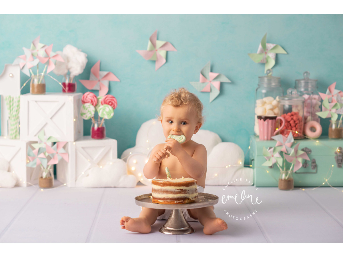 Fondo fotográfico de bebé y smash cake Moulin a Vent – pared turquesa con molinillos de viento y nubes | Colors&Drops