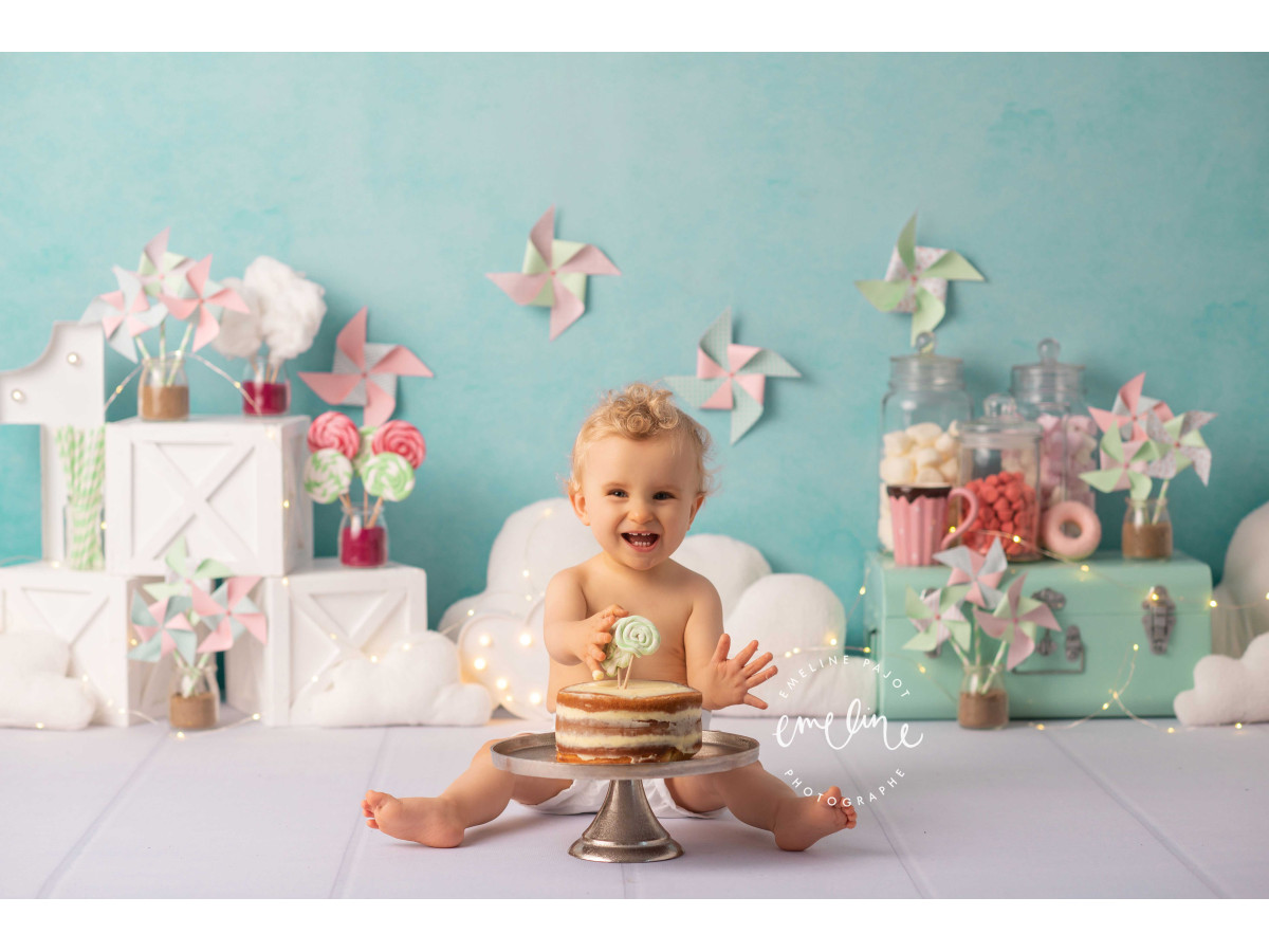 Fondo fotográfico de bebé y smash cake Moulin a Vent – pared turquesa con molinillos de viento y nubes | Colors&Drops