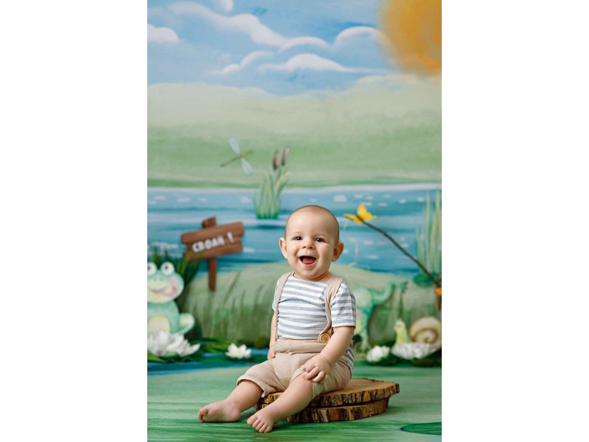 Fondo fotográfico de bebé y smash cake Croah – estanque en acuarela con ranas, juncos y sol | Colors&Drops