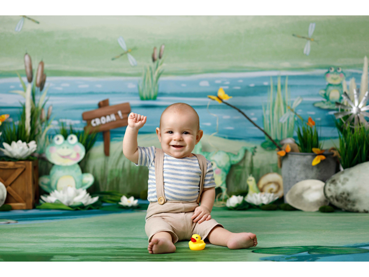 Fondo fotográfico de bebé y smash cake Croah – estanque en acuarela con ranas, juncos y sol | Colors&Drops