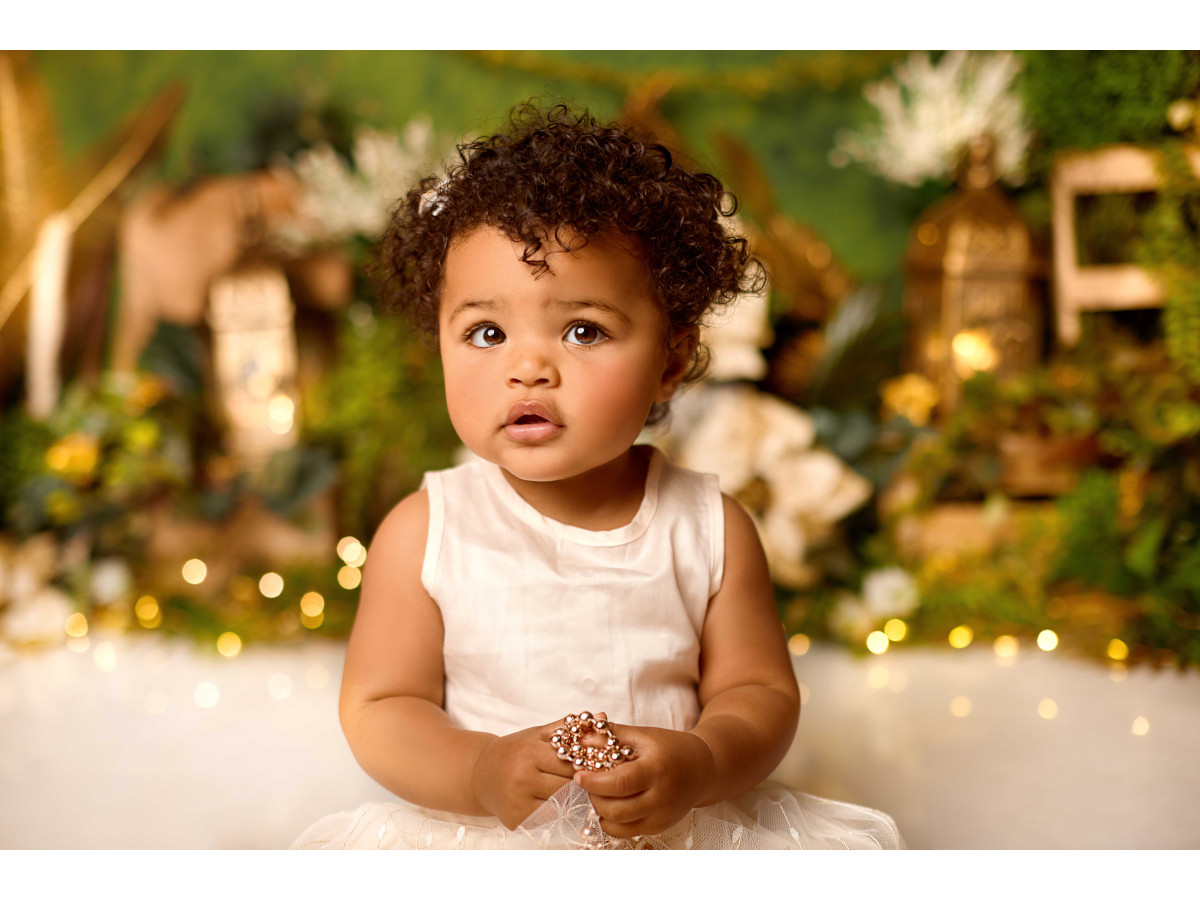 Fond photo bébé et smash cake Magical – forêt verte avec lanternes, fleurs blanches et cerf | Colors&Drops