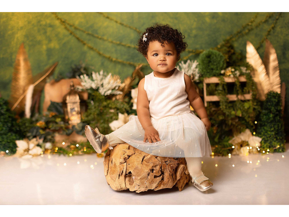 Fond photo bébé et smash cake Magical – forêt verte avec lanternes, fleurs blanches et cerf | Colors&Drops