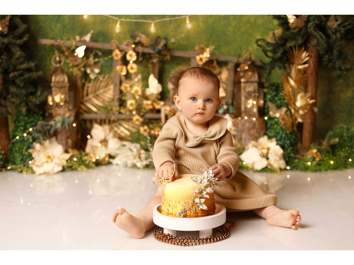 Fond photo bébé et smash cake Ma Fee – clairière féerique avec sapins, guirlande et caisses | Colors&Drops