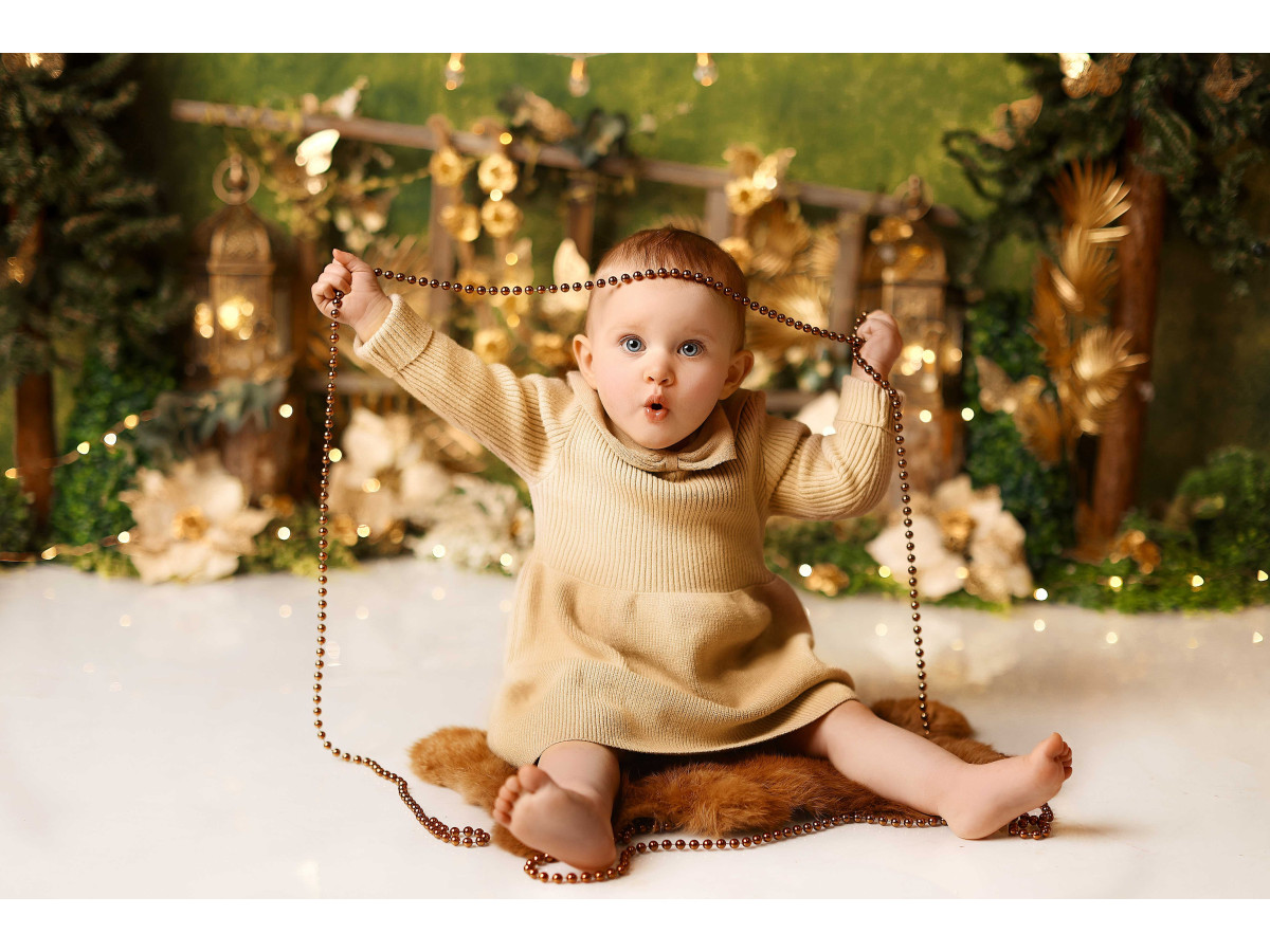 Fond photo bébé et smash cake Ma Fee – clairière féerique avec sapins, guirlande et caisses | Colors&Drops