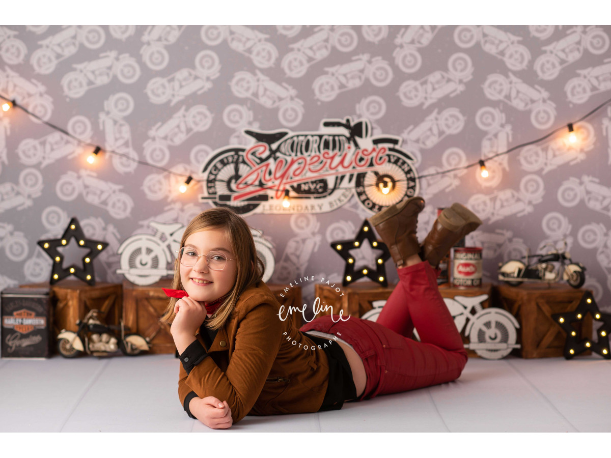 Fond photo bébé et smash cake Super Motard – motos vintage avec guirlande et caisses sur papier peint | Colors&Drops