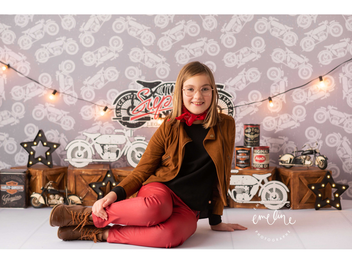 Fond photo bébé et smash cake Super Motard – motos vintage avec guirlande et caisses sur papier peint | Colors&Drops