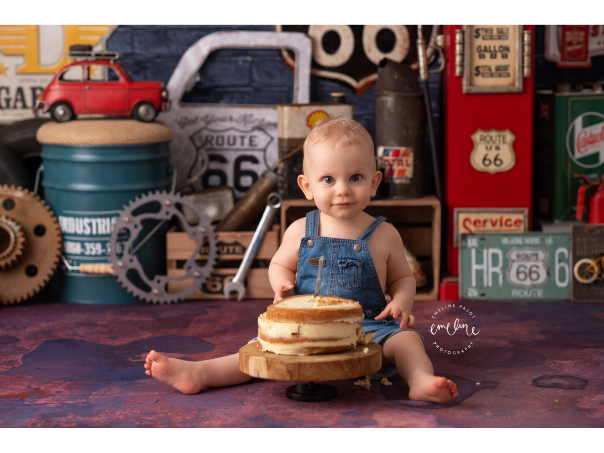 Fond photo bébé et smash cake Gazoline – garage vintage Route 66 sur mur en brique noir | Colors&Drops