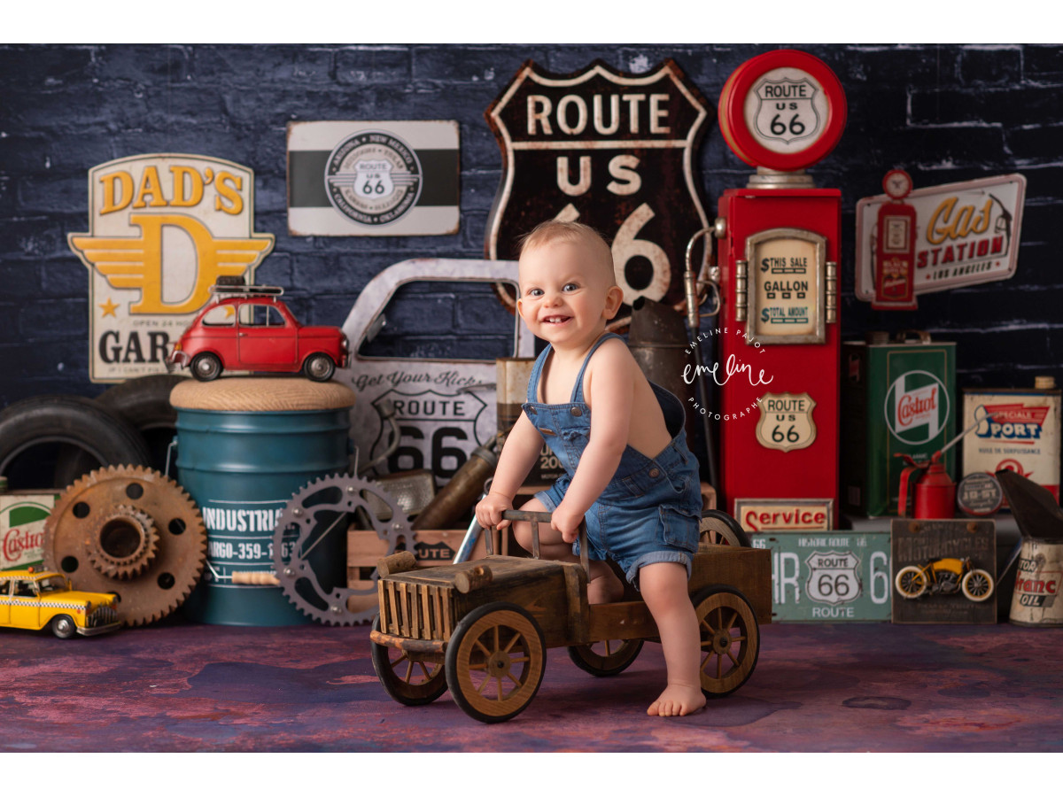 Fond photo bébé et smash cake Gazoline – garage vintage Route 66 sur mur en brique noir | Colors&Drops