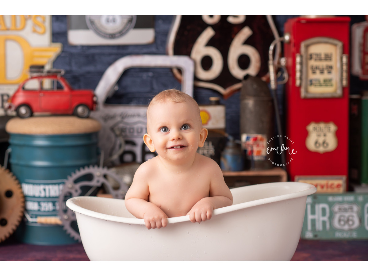 Fond photo bébé et smash cake Gazoline – garage vintage Route 66 sur mur en brique noir | Colors&Drops