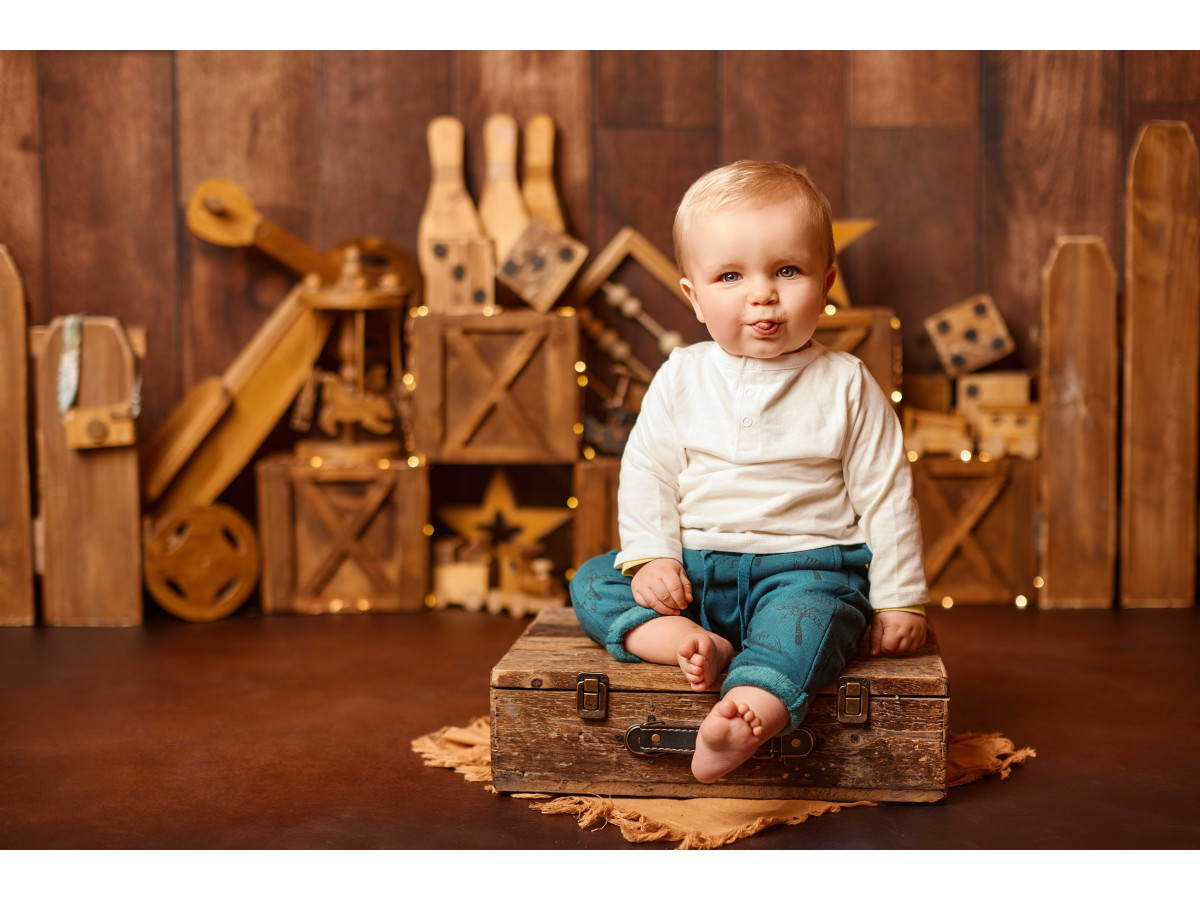 Fondo fotográfico de bebé y smash cake Vieux Jeux – pared de madera con bolos, juegos antiguos y cajas | Colors&Drops