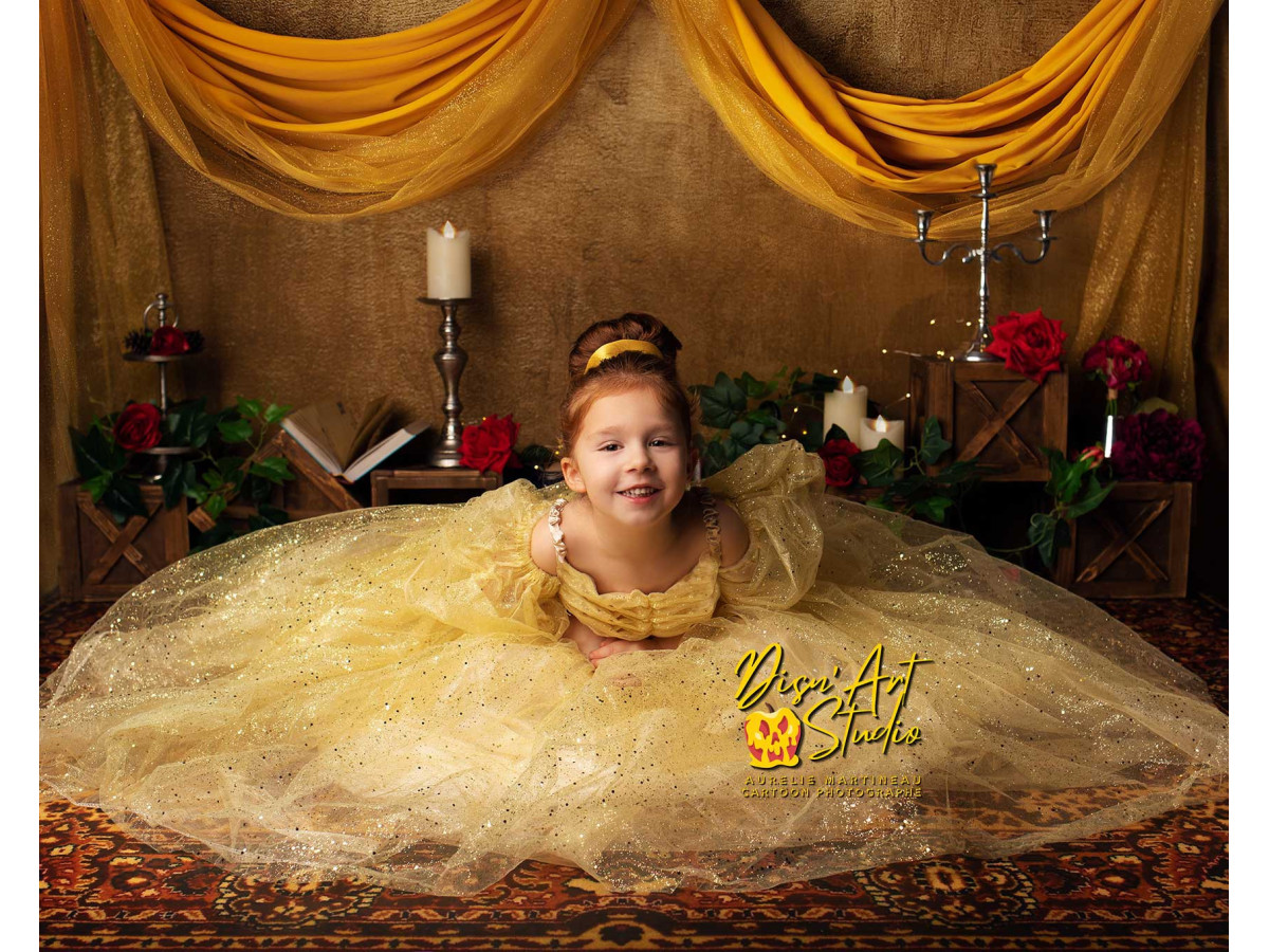 Fond photo bébé et smash cake Beauty – mur doré avec drapé, roses rouges et livres anciens | Colors&Drops