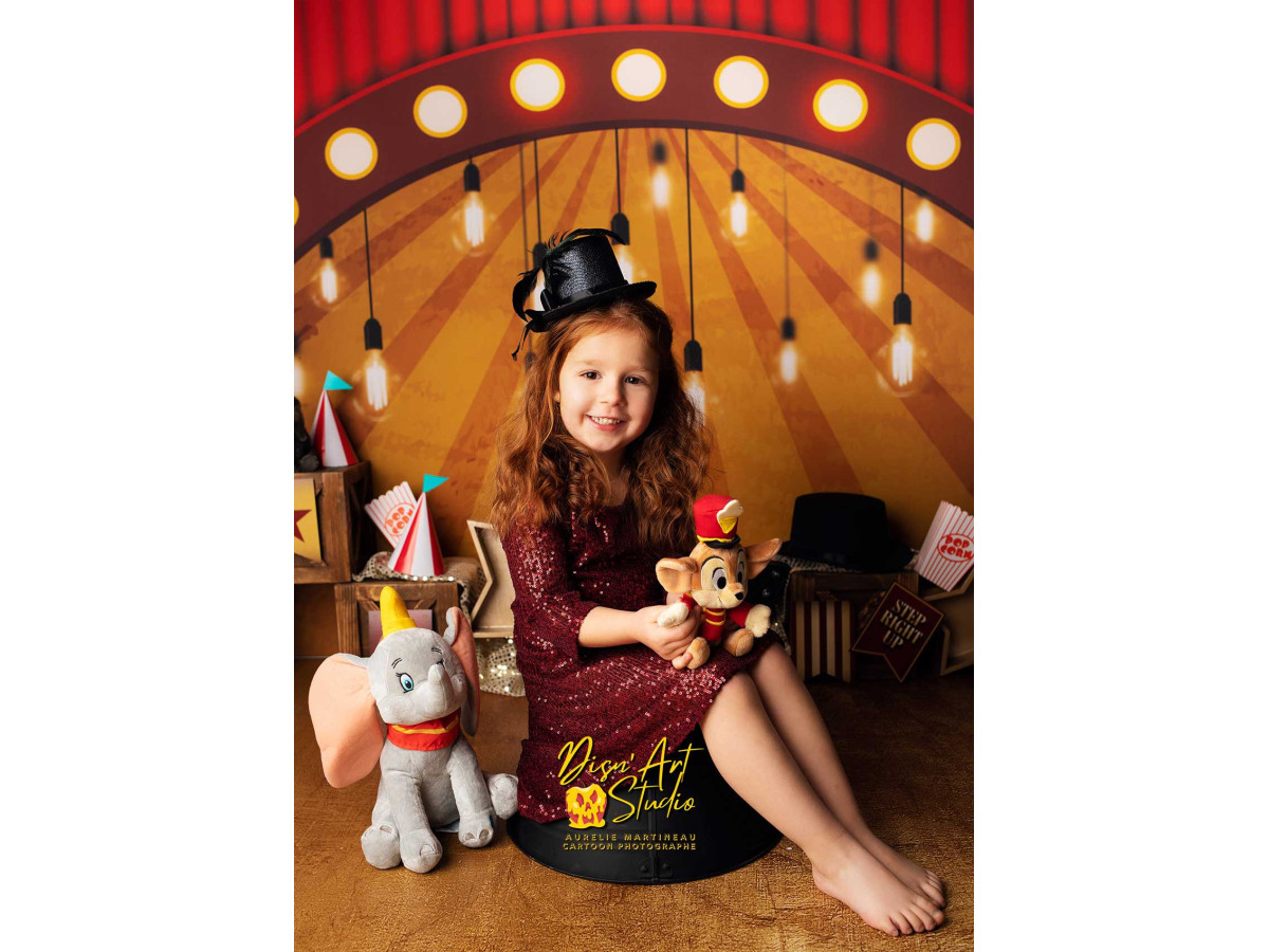 Fond photo bébé et smash cake Dumb Circus – scène de cirque avec ampoules, étoiles et rideau rouge | Colors&Drops