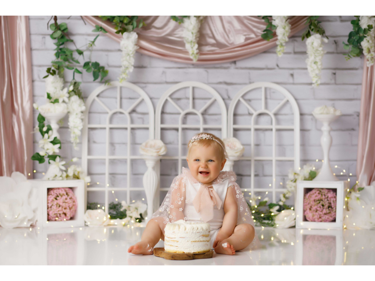 Fond photo bébé et smash cake Rose Soie – fenêtres blanches avec drapé rose et glycine | Colors&Drops