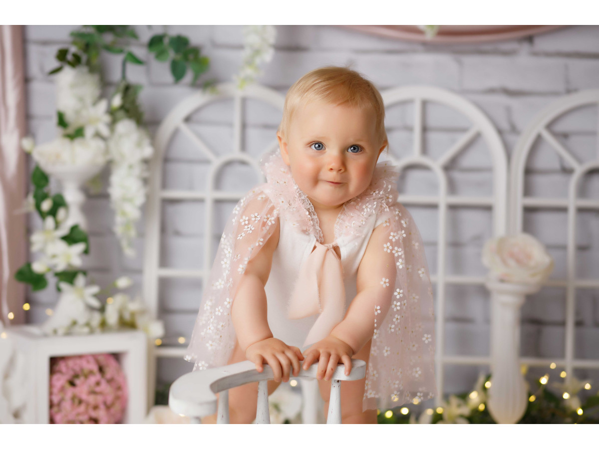 Fond photo bébé et smash cake Rose Soie – fenêtres blanches avec drapé rose et glycine | Colors&Drops