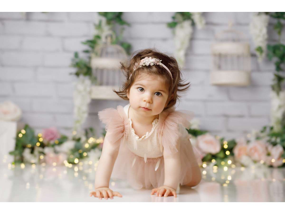 Fond photo bébé et smash cake Rossignol – mur en brique blanc avec glycine, cages et roses | Colors&Drops