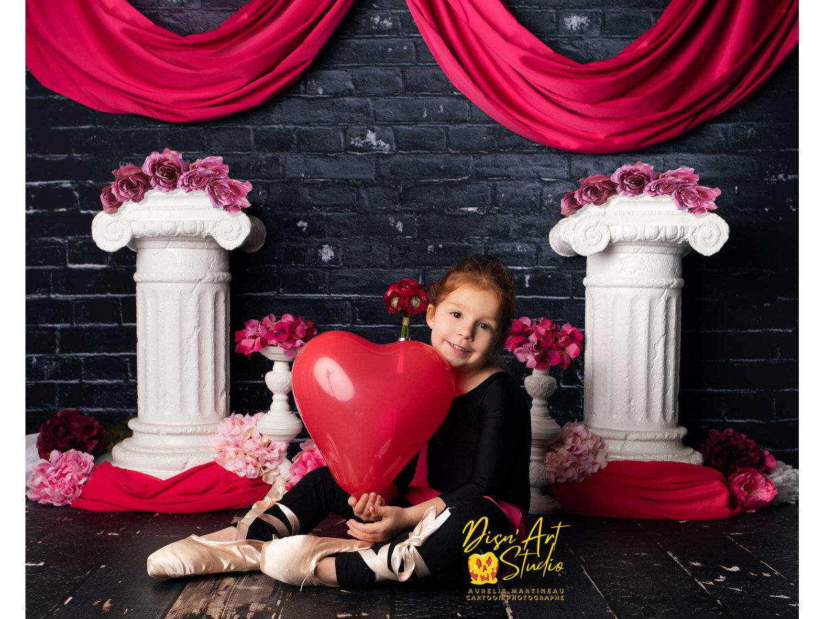 Fond photo Love Roma – colonnes blanches avec roses et drapé fuchsia | Colors&Drops