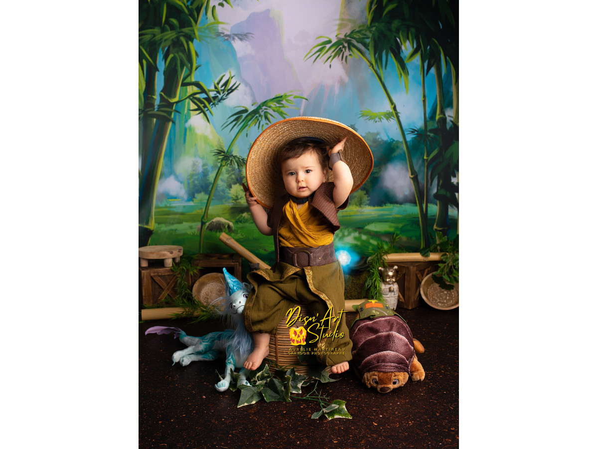 Fondo fotográfico de bebé y smash cake Dragona – valle de selva pintado con bambú y pagoda | Colors&Drops