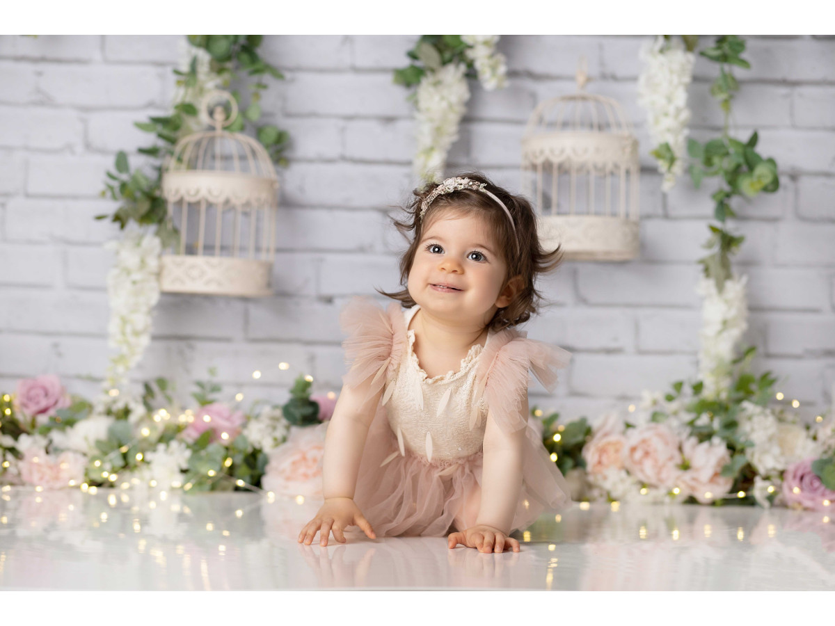 Fond photo bébé et smash cake Rossignol – mur en brique blanc avec glycine, cages et roses | Colors&Drops
