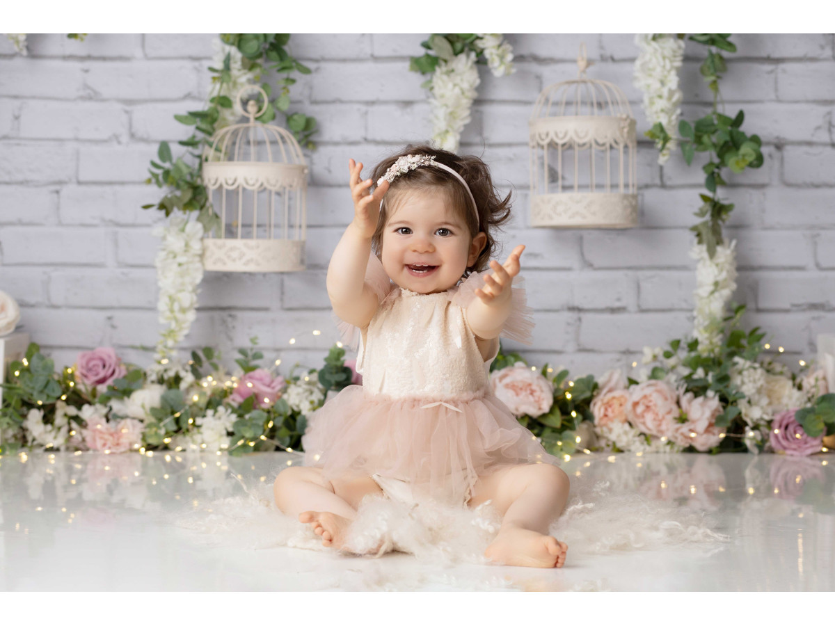 Fond photo bébé et smash cake Rossignol – mur en brique blanc avec glycine, cages et roses | Colors&Drops